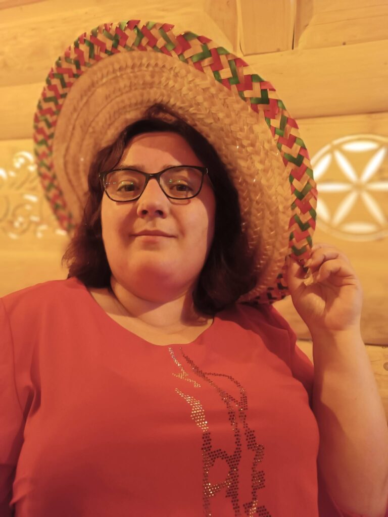 Podopieczna pozuje w kapeluszu sombrero