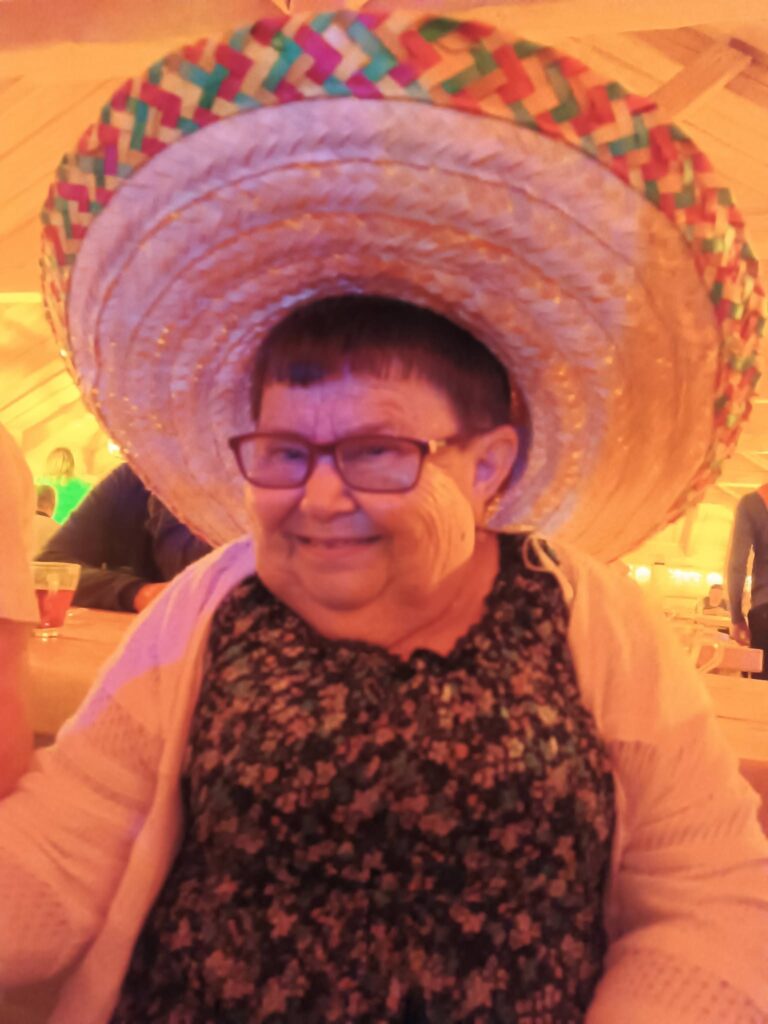 Podopieczna pozuje w kapeluszu sombrero