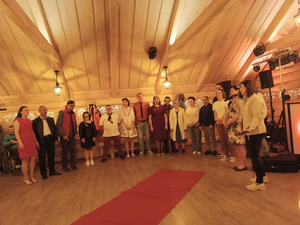 Zdjęcie grupowe uczestników warsztatów jesteś piękny/jesteś piękna