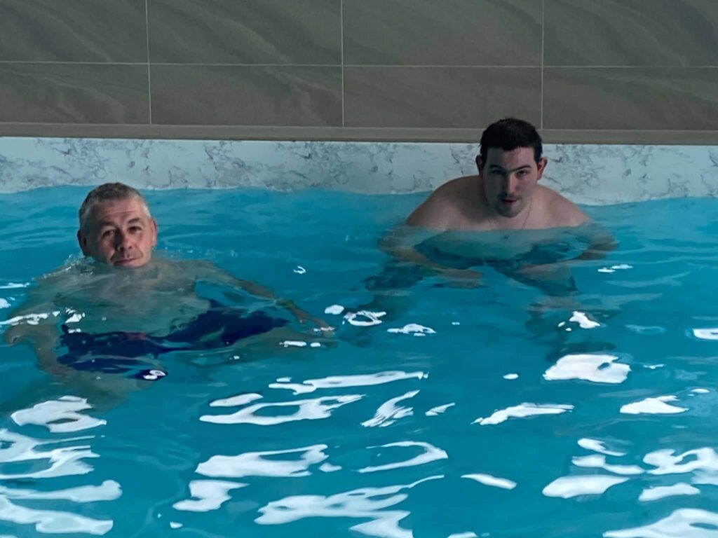 Podopieczni pływają w basenie hotelowym