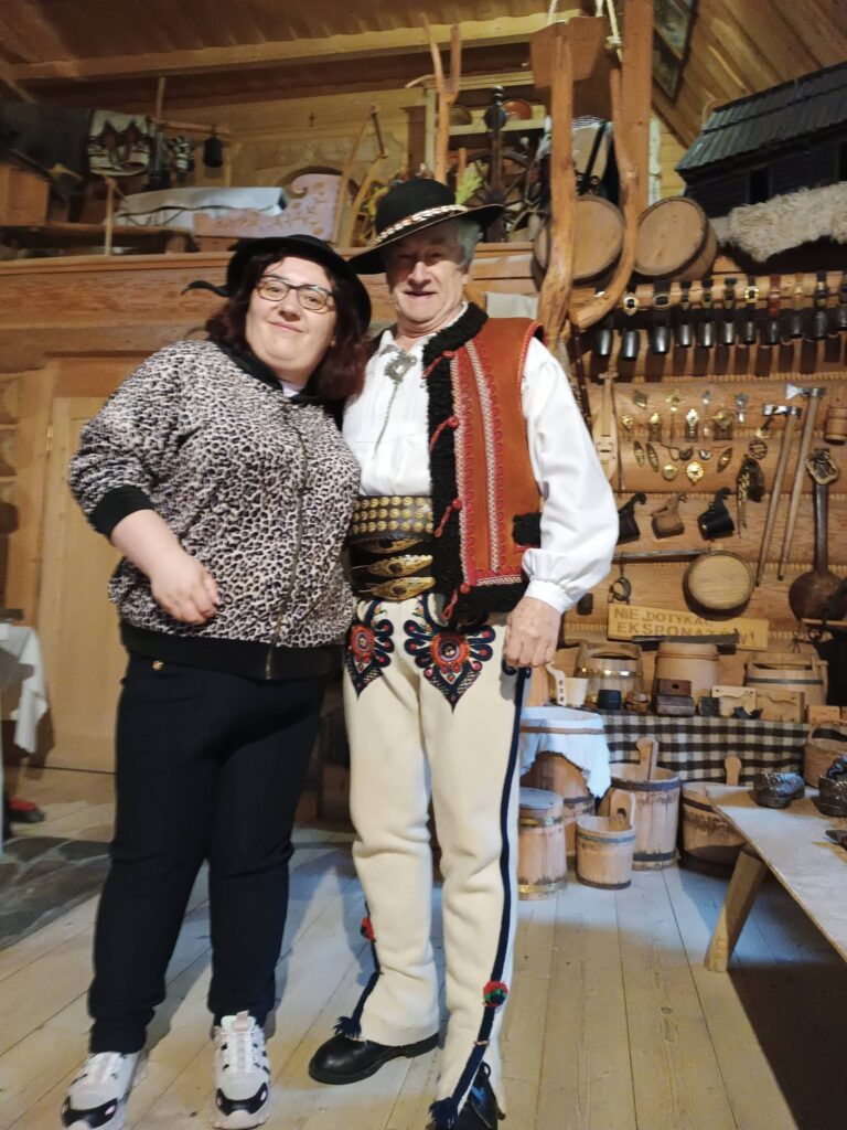 Podopieczna pozuje do zdjęcia z góralem z Podhala