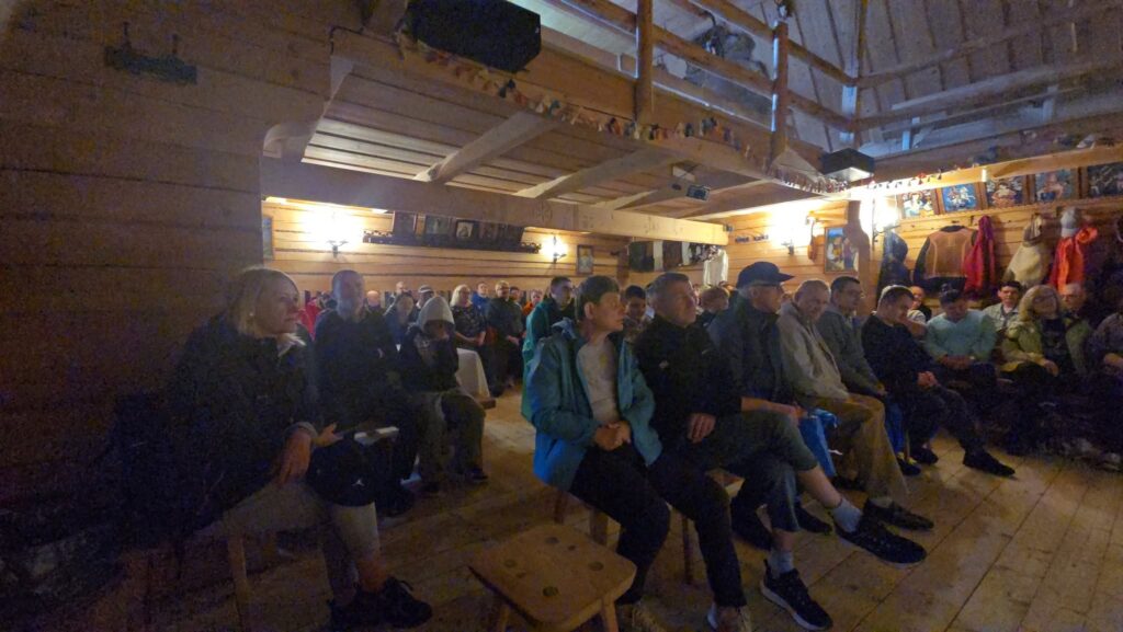 zdjęcie grupowe uczestników biorących udział w spotkaniu z góralem