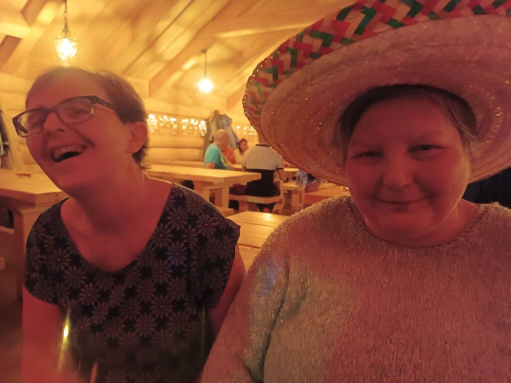 Podopieczna pozuje w kapeluszu sombrero