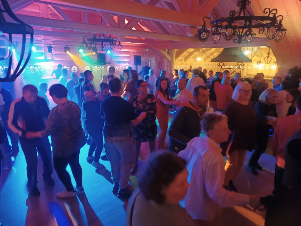 zdjęcie grupowe uczestników zabawy tanecznej