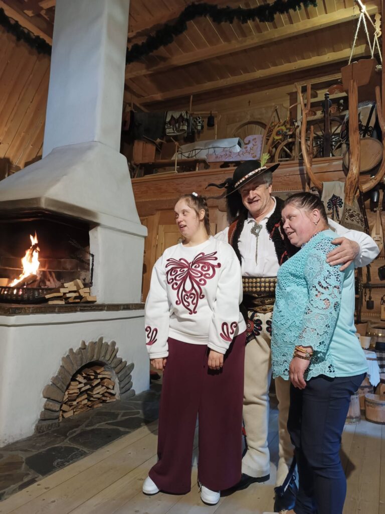 Podopieczne pozują do zdjęcia z góralem z Podhala