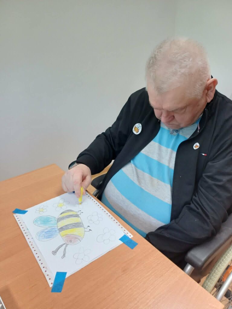 Podopieczny koloruje kredkami