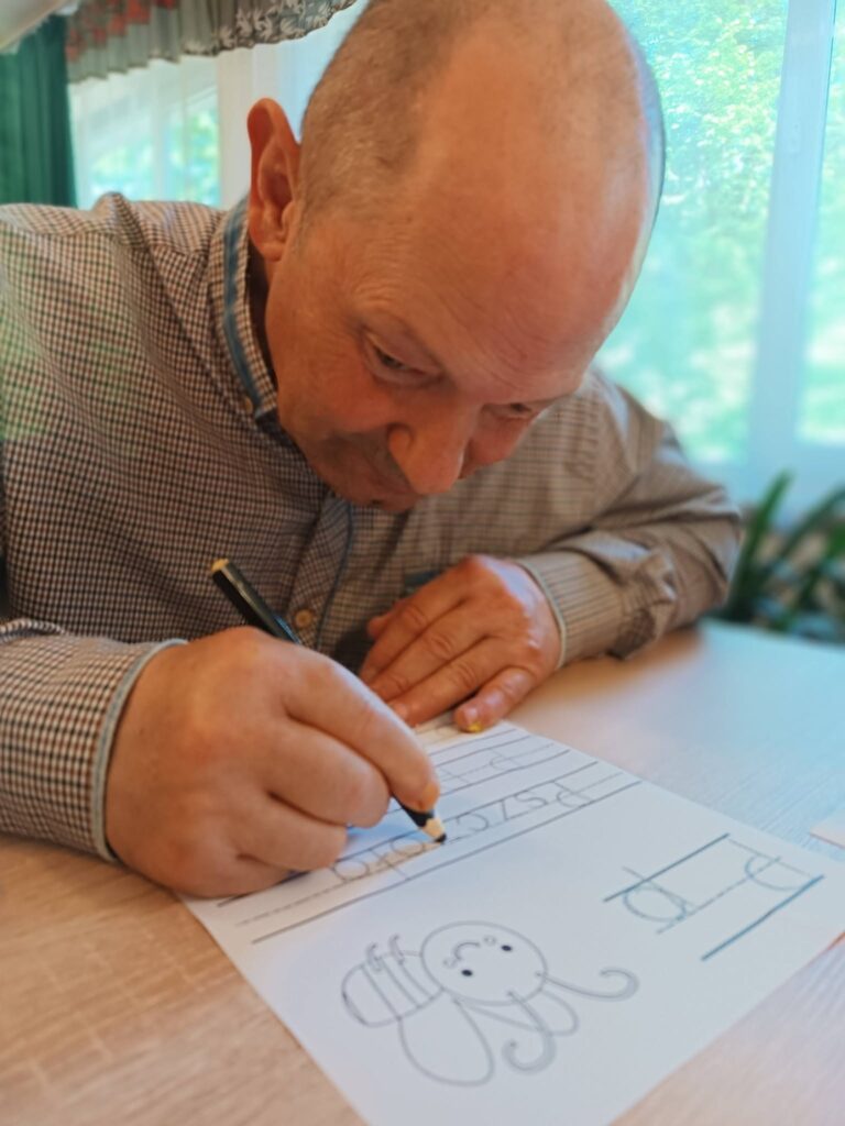Podopieczny ćwiczy kaligrafię