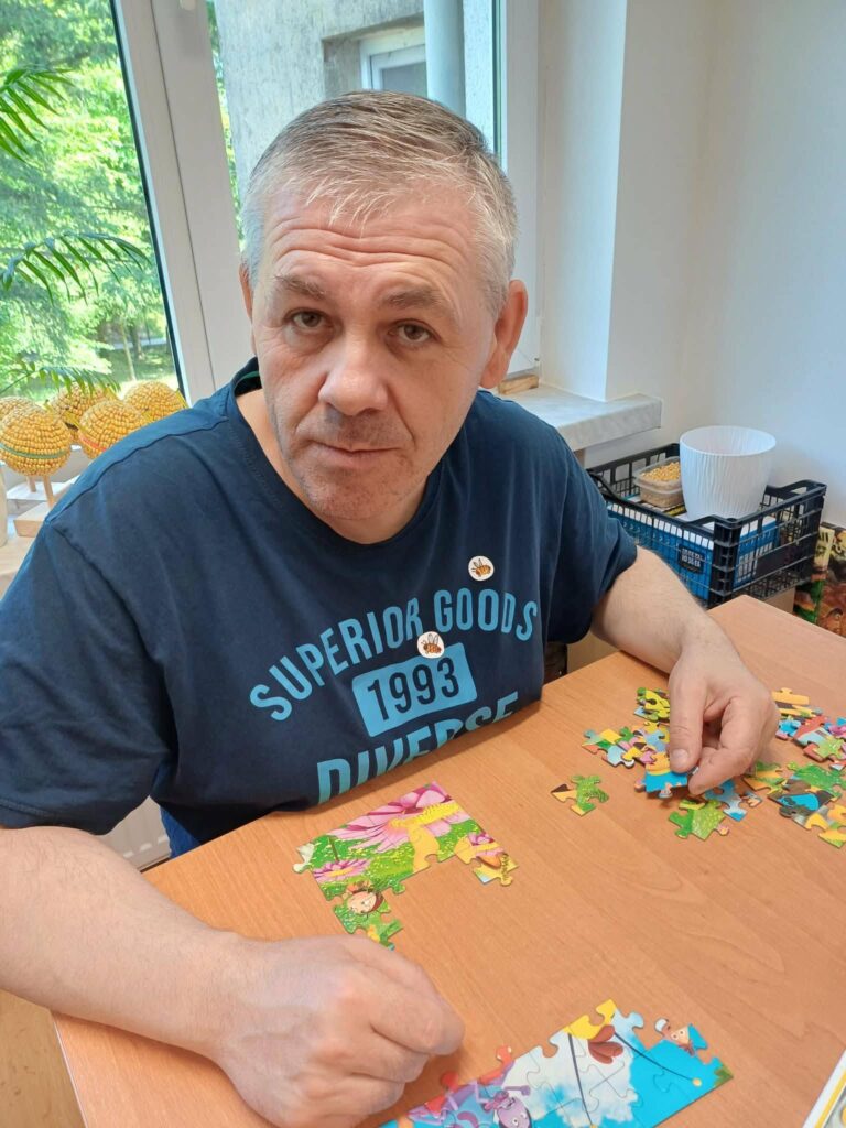 Podopieczny układa puzzle