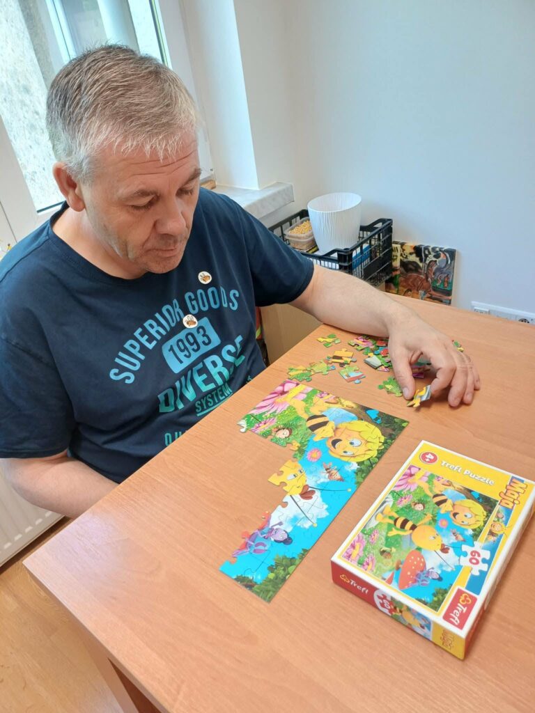 Podopieczny układa puzzle