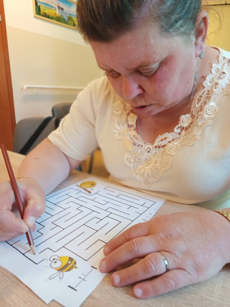 Podopieczna wyznacza drogę w pszczelim labiryncie