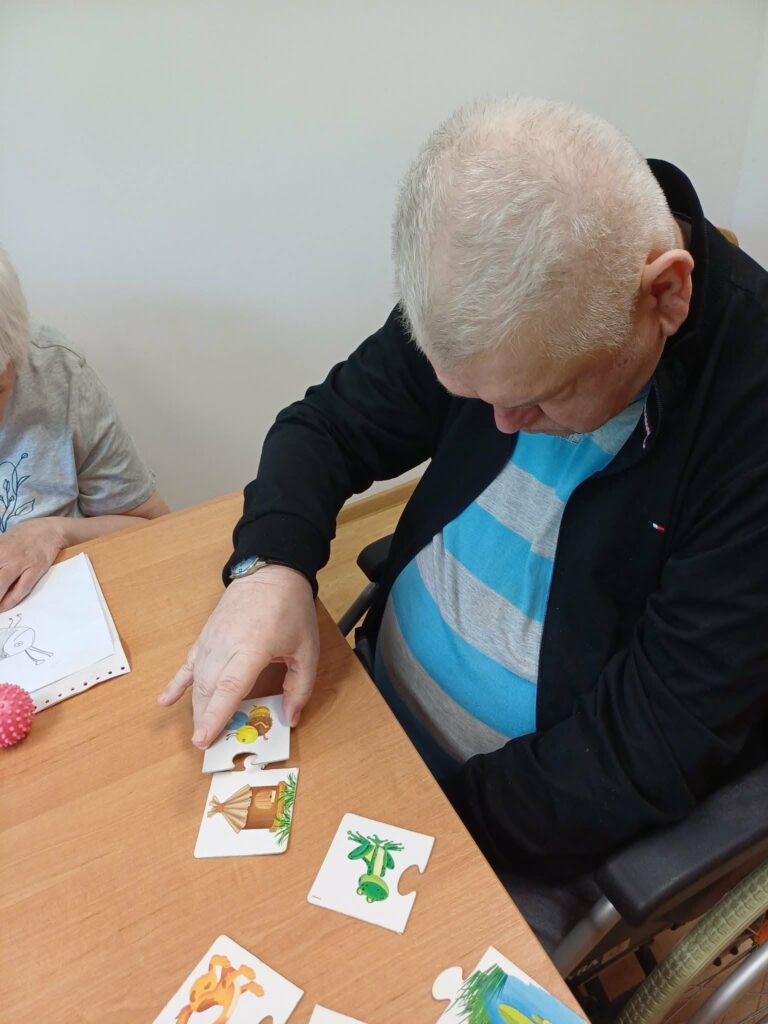 Podopieczny układa puzzle