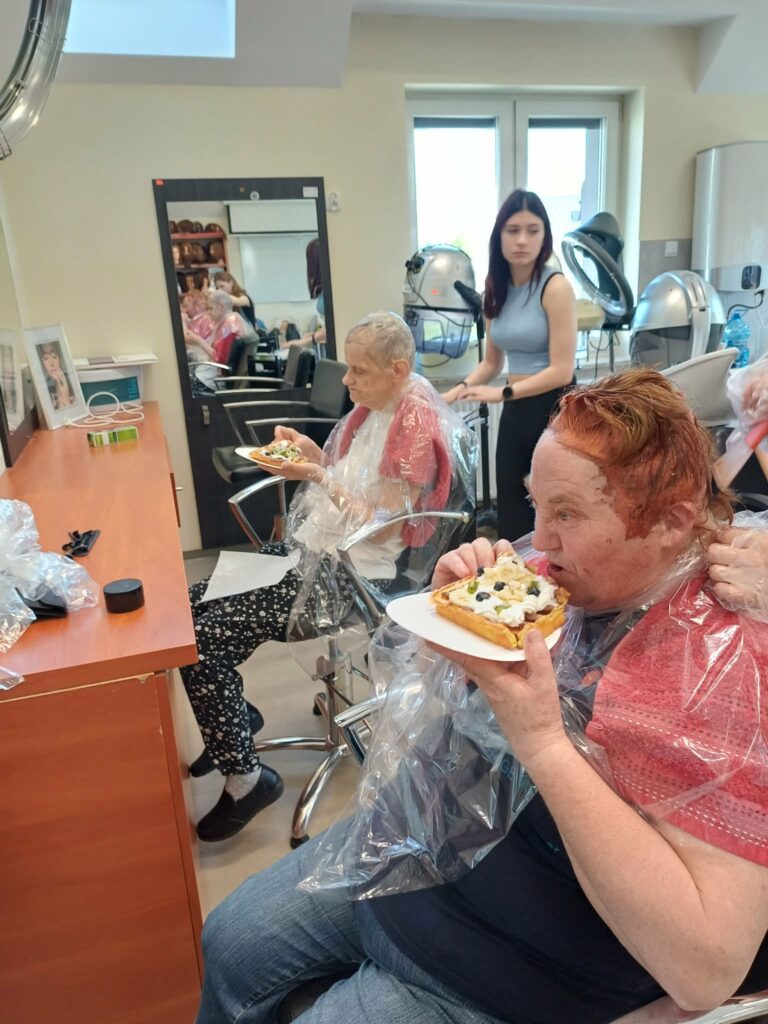 Podopieczne jedzą gofry
