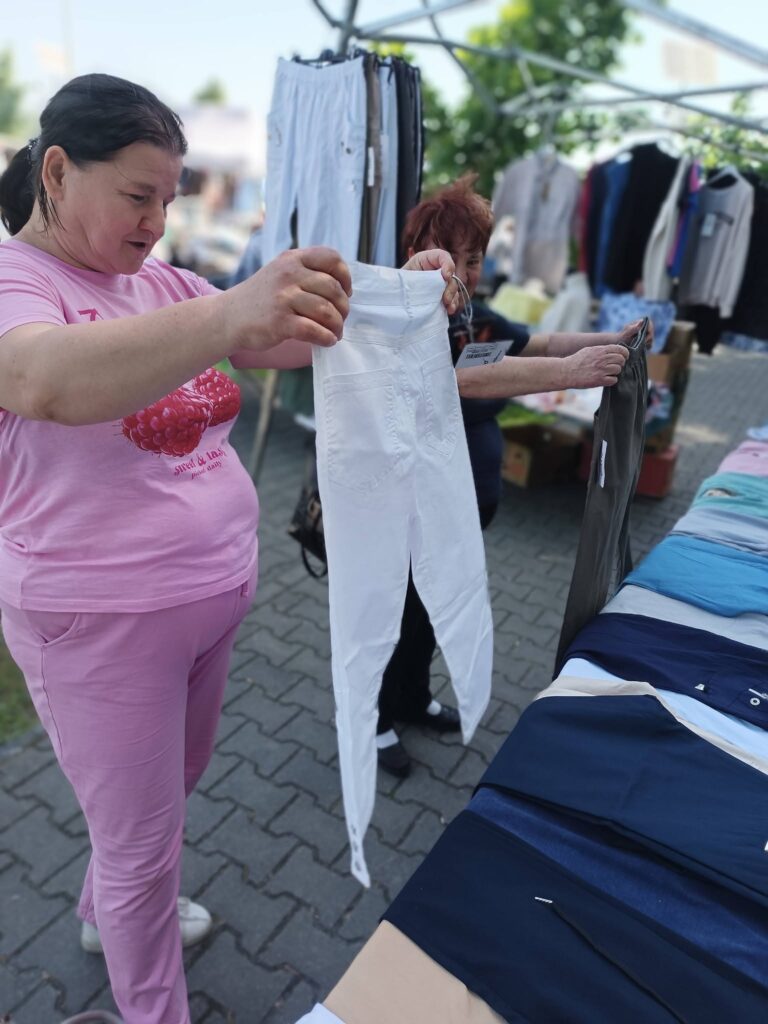 Podopieczne podczas zakupów na jarmarku