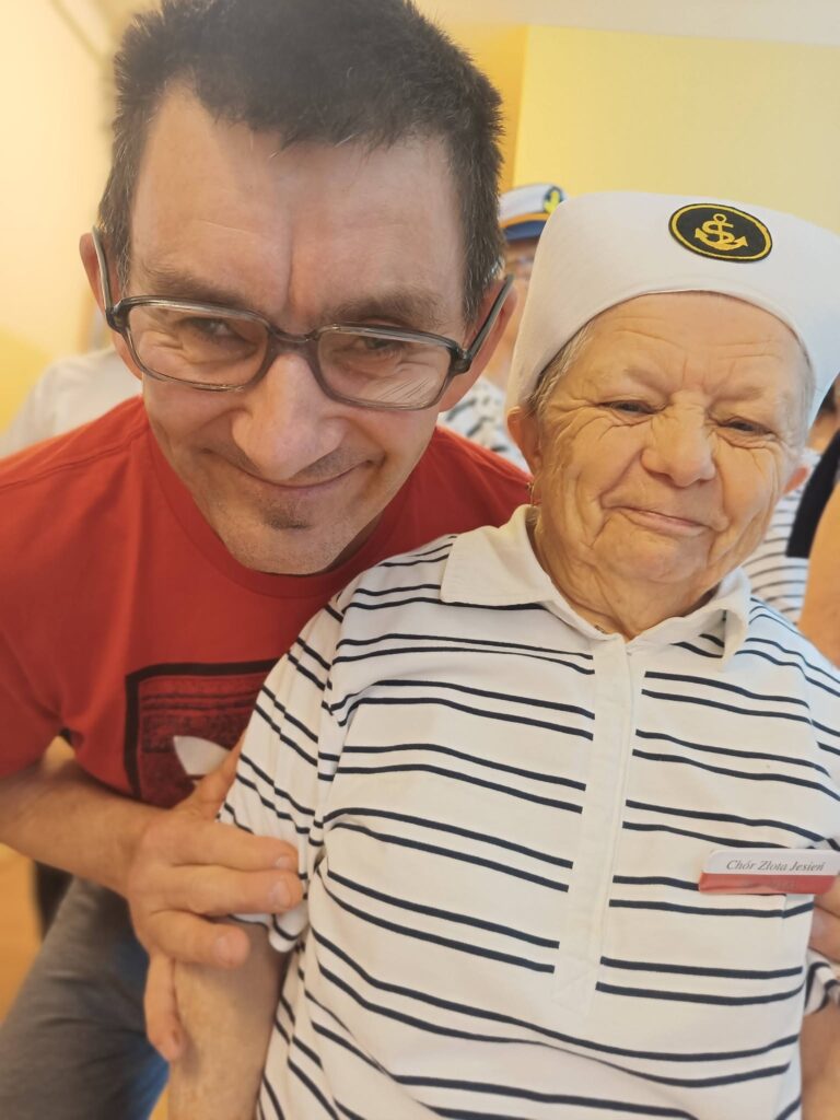Podopieczny pozuje do zdjęcia z uczestniczką chóru