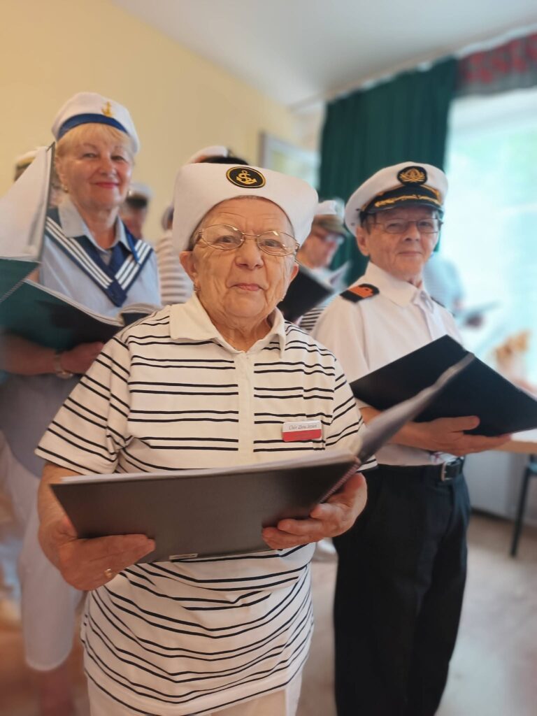 Chór Złota Jesień śpiewa podczas występu w ŚDS