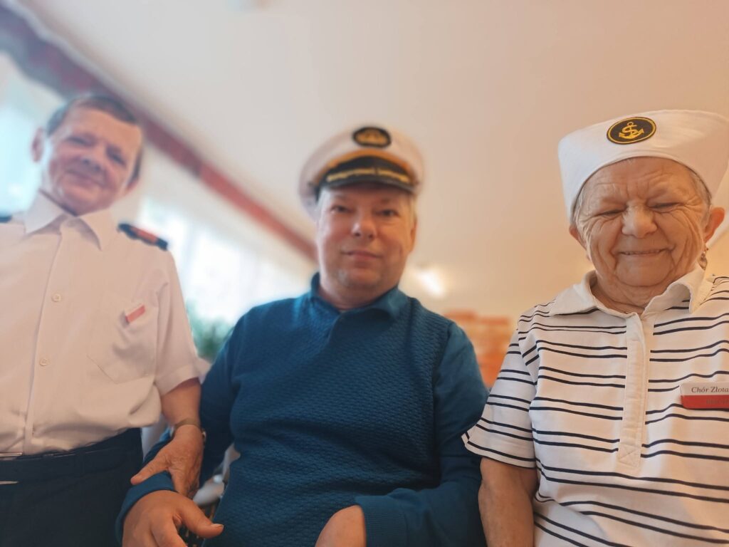 Podopieczny pozuje do zdjęcia z uczestnikami chóru