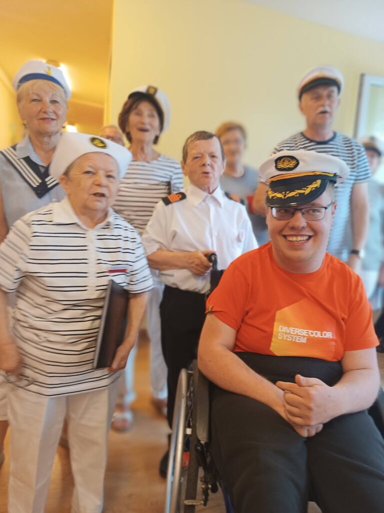 Podopieczny pozuje do zdjęcia z uczestnikami chóru