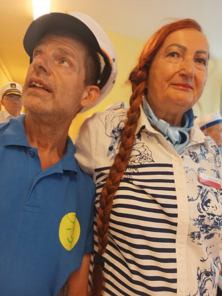 Podopieczny pozuje do zdjęcia z uczestniczką chóru