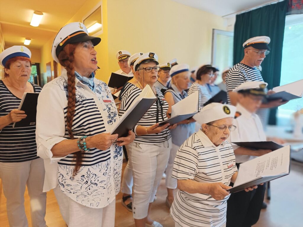 Chór Złota Jesień śpiewa podczas występu w ŚDS