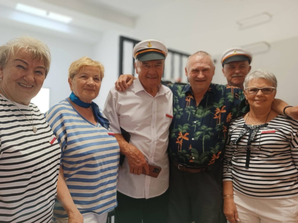 Podopieczny pozuje do zdjęcia z uczestnikami chóru