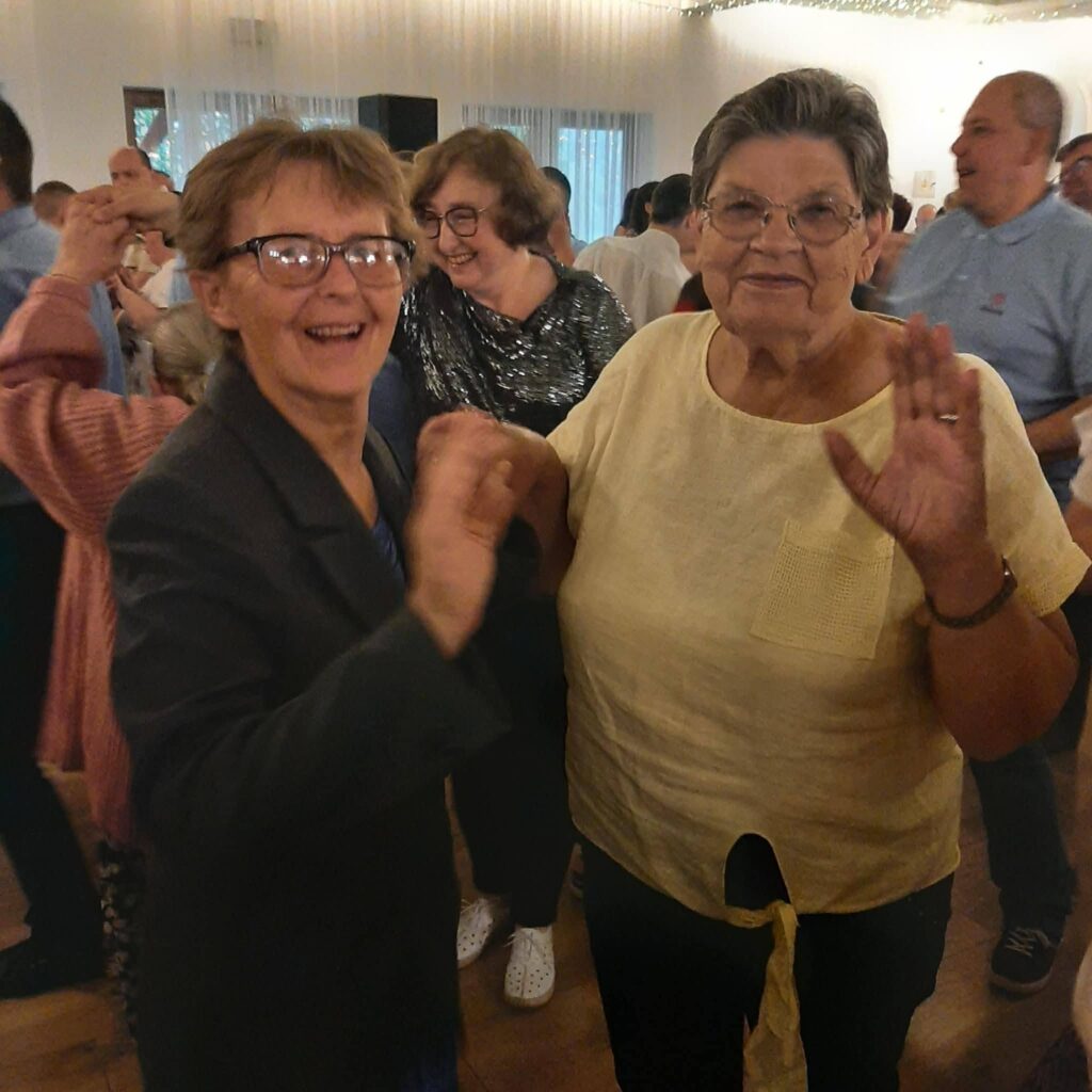 Podopieczni bawią się podczas balu w Babim Lecie