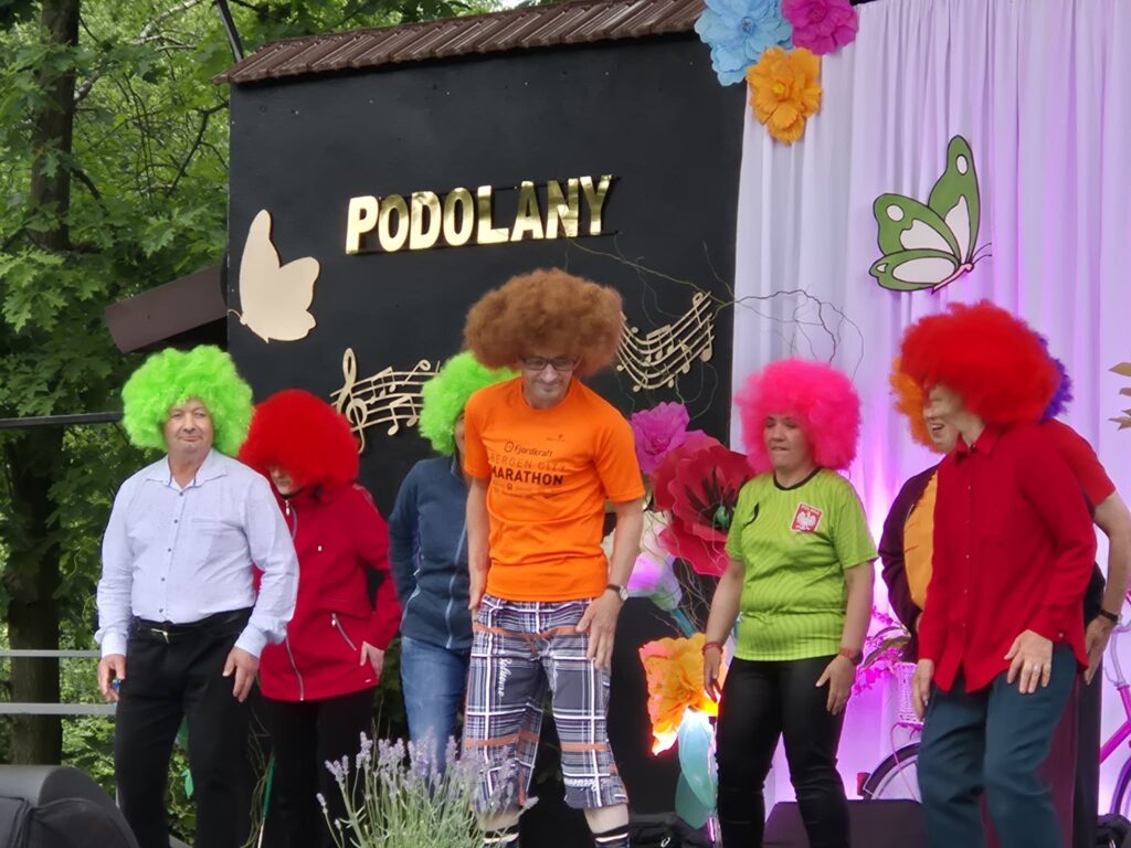 Grupa podopiecznych tańczy podczas występu scenicznego