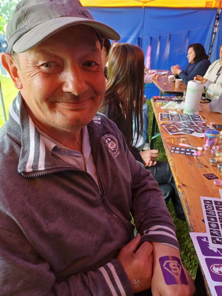 Podopieczny uczestniczy w warsztatach plastycznych