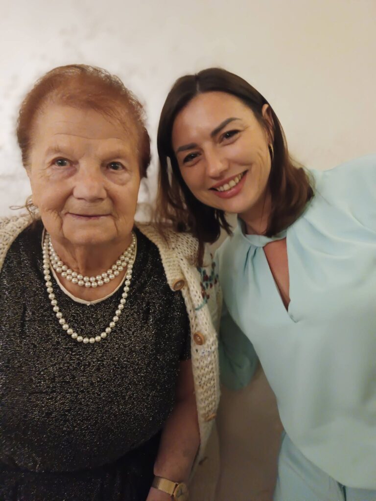 Pani Dyrektor ŚDS pozuje do zdjęcia w podopieczną p. Emilią