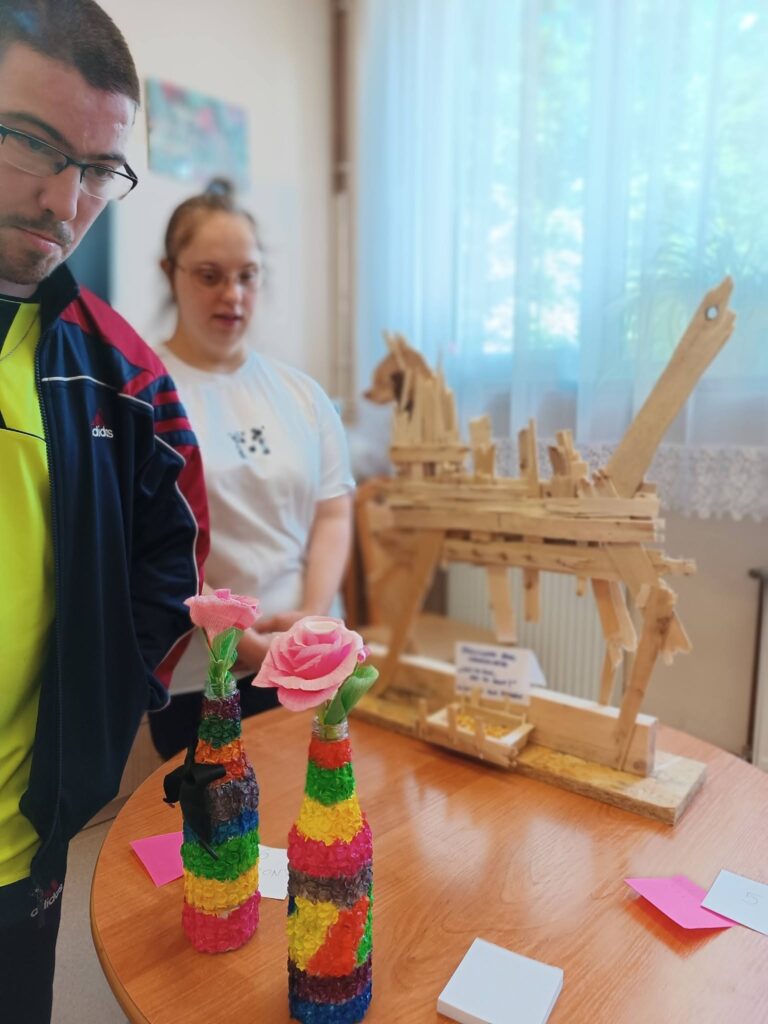 Podopieczni oceniają prace zgłoszone do konkursu recyklingowego
