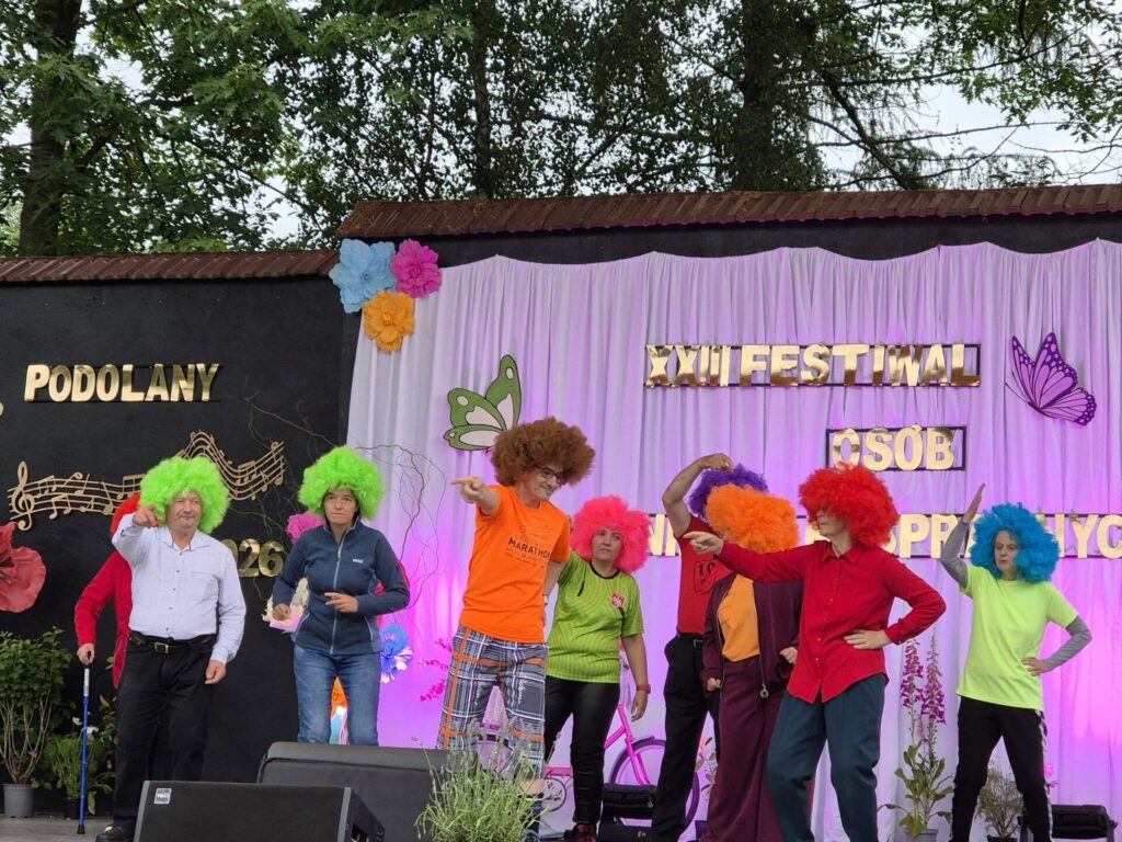 Grupa podopiecznych tańczy podczas występu scenicznego