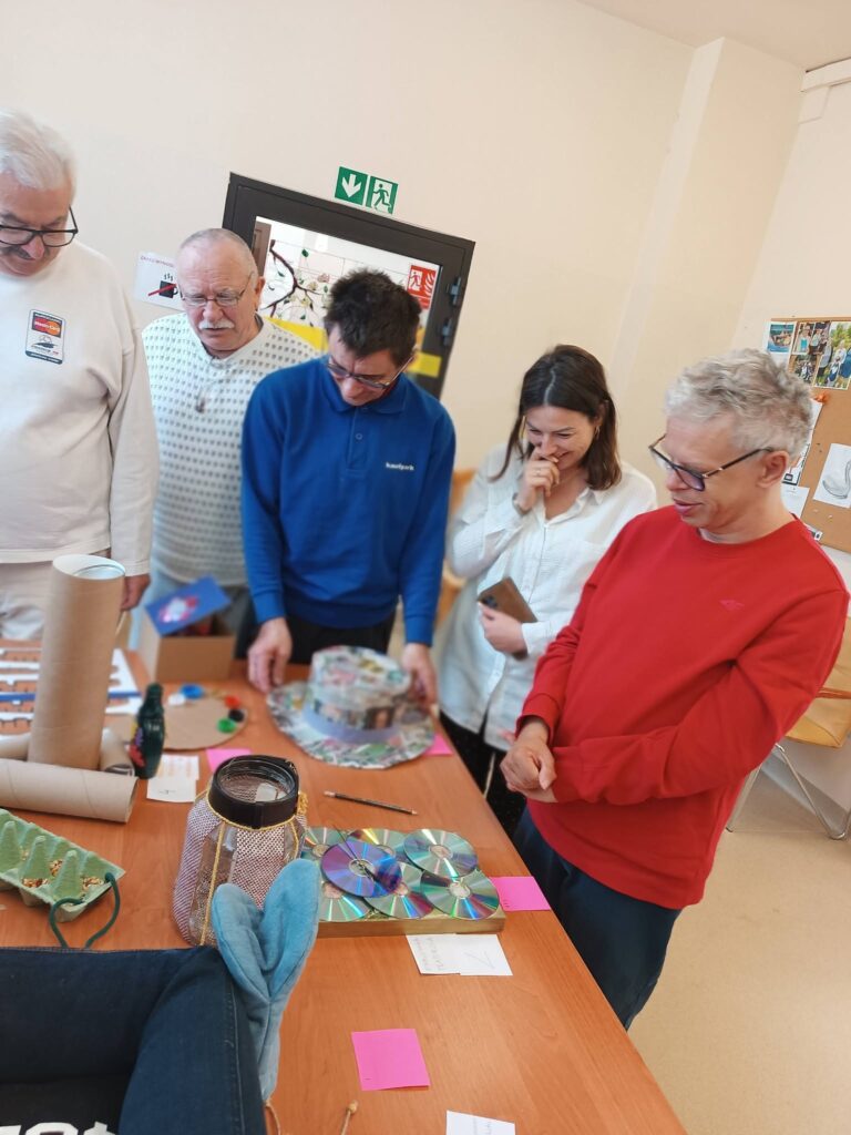 Podopieczni oceniają prace zgłoszone do konkursu recyklingowego