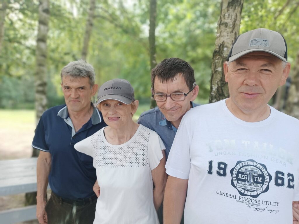 Grupa podopiecznych podczas integracyjnego grilla