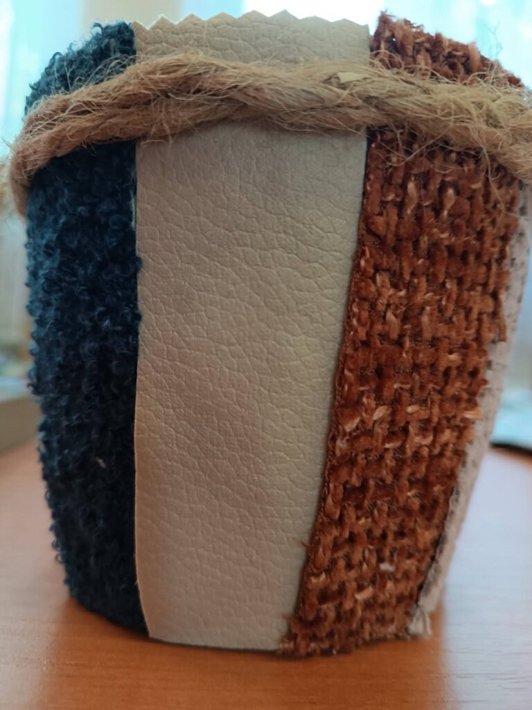 osłonka na kwiaty ozdobiona materiałami z recyklingu