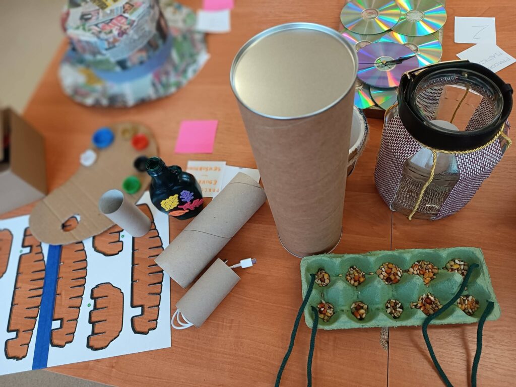 wystawa przedmiotów zgłoszonych do konkursu recyklingowego