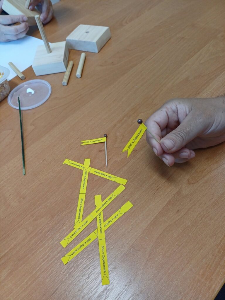 proces montażu mini flag