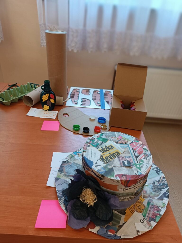wystawa przedmiotów zgłoszonych do konkursu recyklingowego