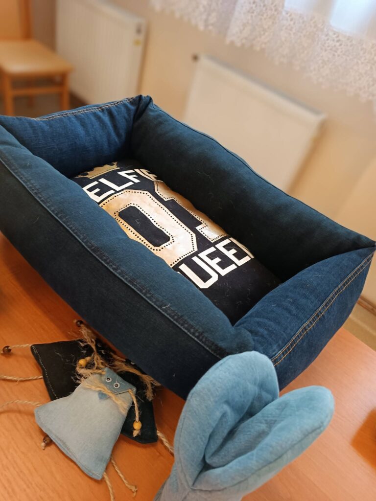 wystawa przedmiotów zgłoszonych do konkursu recyklingowego