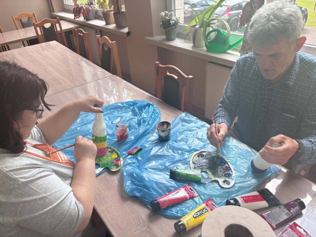 Podopieczni przygotowują prace na konkurs recyklingowy