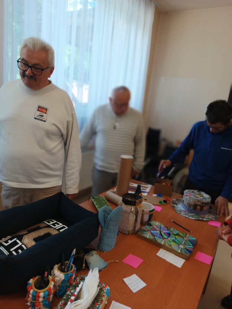 Podopieczni oceniają prace zgłoszone do konkursu recyklingowego