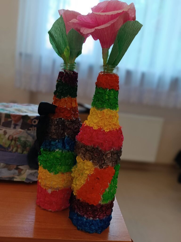 wystawa przedmiotów zgłoszonych do konkursu recyklingowego