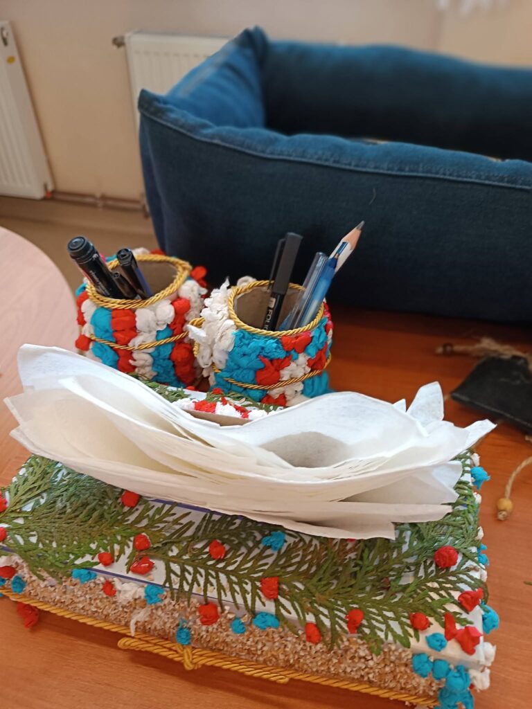 wystawa przedmiotów zgłoszonych do konkursu recyklingowego