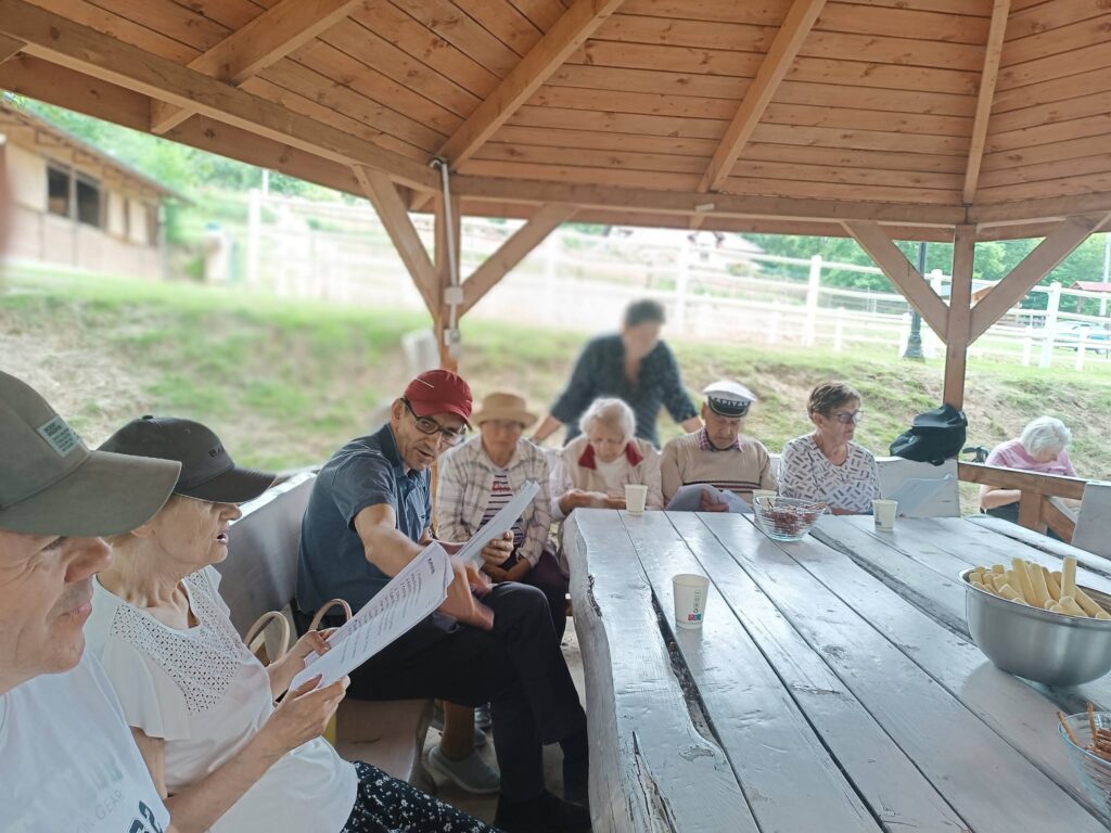 Grupa podopiecznych podczas integracyjnego grilla