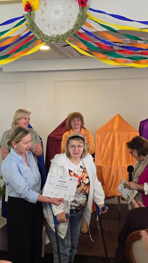 Pani Joanna odbiera wyróżnienie w X Małopolskim Konkursie Artystycznym im. Marii Grucy w Skawinie