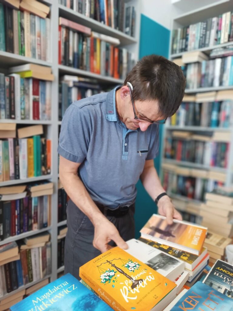 Podopieczny przegląda zbiory biblioteczne