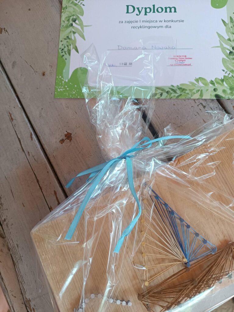 Dyplom i upominek wygrane przez Pana Damiana w konkursie recyklingowym