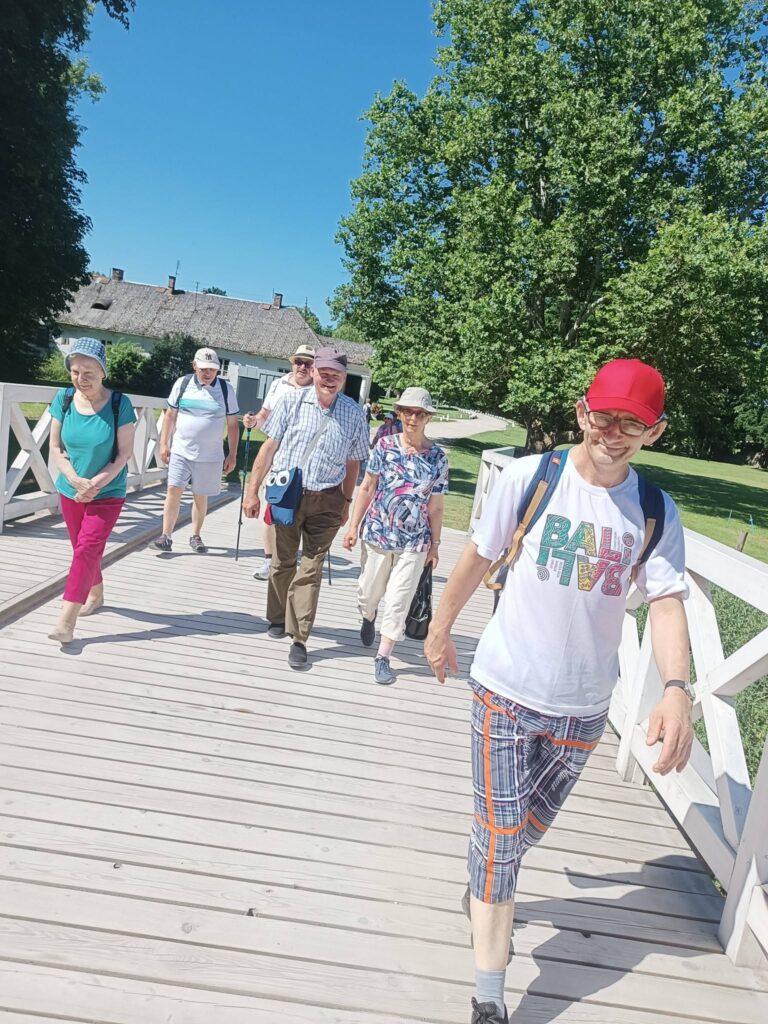 Podopieczni spacerują podczas wycieczki do Kurozwęk