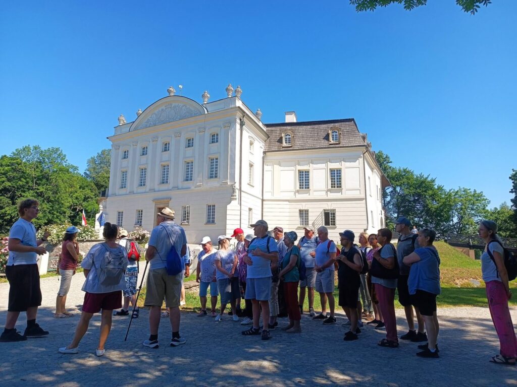 Grupa wycieczkowa przed pałacem Popielów