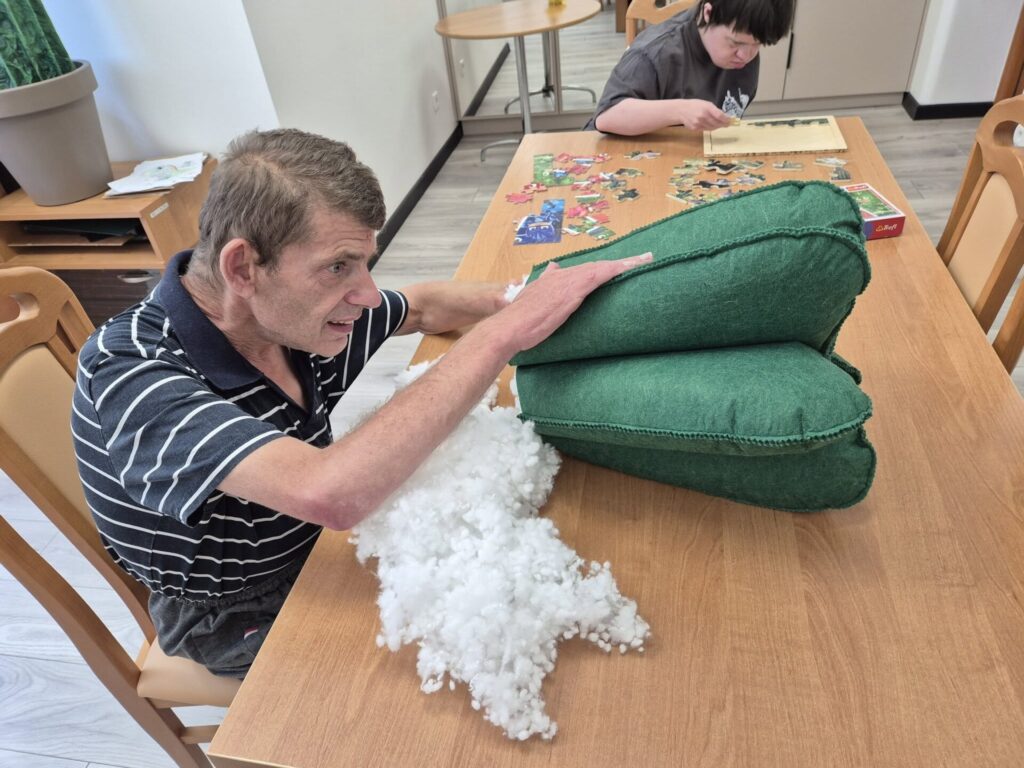 Podopieczny wypycha filcowego kaktusa kulką silikonową