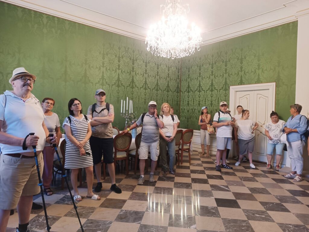 Wycieczka zwiedza pałac Popielów w Kurozwękach