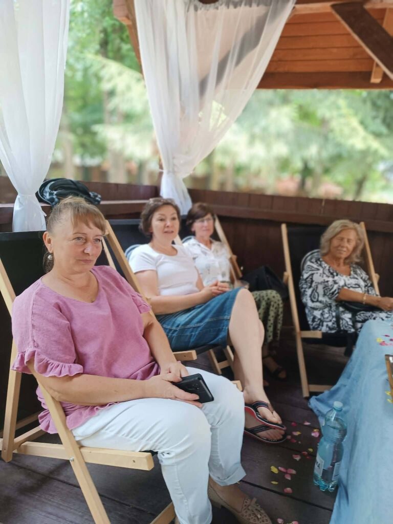 uczestnicy grupy wsparcia podczas spotkania w altanie ŚDS